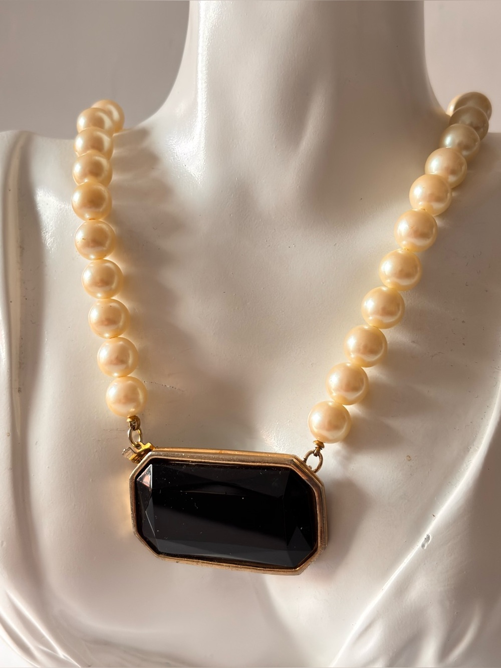 RARE Vintage Richelieu simulated pearls choker necklace whit big faceted glass